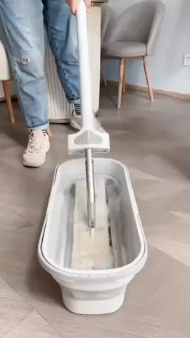 Limpeza eficiente e prática! 🧹 Com o KIT Flat mop + Balde, sua casa ficará impecável com muito mais facilidade e rapidez. Acompanha refil, alça de segurar e rodinhas para te ajudar na limpeza do dia a dia. Adquira já o seu!  Link na bio 👈  Já curte e segue para mais achadinhos 😉 . . #limpezacasa #limpeza #mop #Achadinhos #achadinhosshopee #Shopee #fyp 