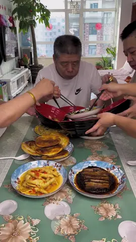 Normal family dinner #asmr #asmrsounds #eating #chinesefood #mukbang #mukbangeatingshow #diliciousfood #fypシ #trending 