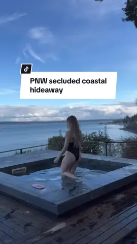 A soaking tub, a rainfall shower & a hot tub all cliff side in the PNW.  Views you can’t dream up at this coastal hideaway just two hours outside the city.   📍 @saltwoodbluff #pnwonderland #pnw #traveltiktok #travellife #airbnb #airbnbfinds #traveldiaries #coastline #skyline #views #cabininthewoods 