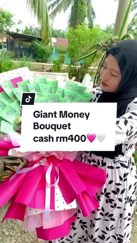 Cantik my model @n_azwa2011 . Tq jadi model free. Heheheh. Balik sini jadi model lagi tau. Heheheh.  Total cash rm400/rm5. Bouquet yang cantik dan kemas. Comfirm si penerima tersenyum sampai ke telinga🤭 #bouquetbaganserai #bouquetkonvo #bouquetkonvomalaysia #bouquetkonvomalaysia #surprisedeliverybaganserai #bouquetkonvoperak #bouquetduit #moneybouquetbaganserai #moneybouquetmalaysia #giantbouquetmalaysia #giantbouquet 