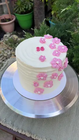 My first time piping buttercream flowers 🌸✨ #fyp #flowercake #buttercreamflowers #buttercream #girlythings #birthdaygirl #birthdaycake #cakedecorating 