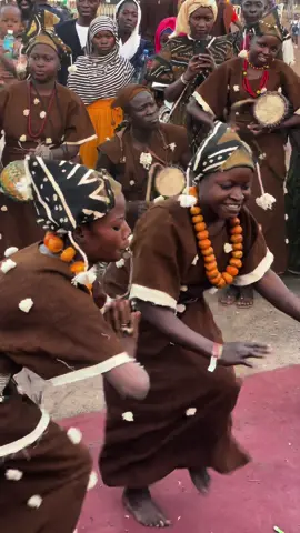 La troupe griba yende Une troupe traditionnelle fascinante du Mali.les dogons sont réputées pour  leur riche patrimoine culturel ,musiques et leurs danses traditionnelles .leurs danses  colorées et énergétiques racontent des histoires anciennes et transmettent des message importants de generation en generation ✨ Ne manquez pas  l occasion de plonger dans  leurs univers vibrante. #culturepourtous #art #malibandiagara #dogon #malitiktok🇲🇱 