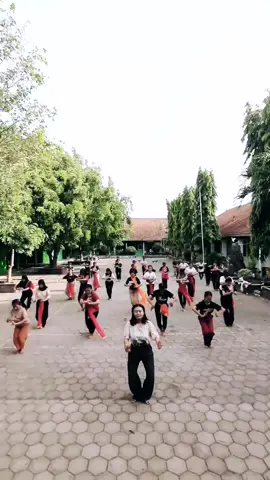 Emang paling asik berkegiatan rame rame ya sobat,,, Ekstra Tari Spensateg. Ekpresikan diri dengan  menari. Cek selengkapnya di : Vidio : @smpnegeri1tegaldlimo sekalian izin🙏   Bantu folow 250k teman-teman @kesenian_nusantara *menjadi wadah kesenian dan budaya indonesia untuk mempromosikan kesenian dan budaya indonesia🙏 Segala kesenian yang ada di indonesia dll akan kita upload di sini. Mari kita semua bergerak melalui media sosial untuk mempromosikan kesenian dan budaya indonesia tercinta kita🙏 . . #kesenianindonesia #tarijawa #keseniantari #guruseni #tarikreasibaru #gurusenibudaya #senitari #tariindonesia #keseniannusantara 