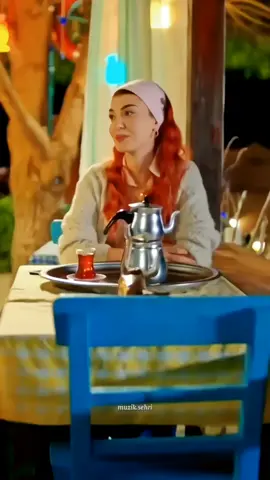 Sen yağmuru çok seven küçücük şey Ben kendine geç kalan bir kadın  Beni sevmesen de görmesen de hayat sürerdi yine Ama kendimi sevmezdim şimdiki kadar Beni seçmesen de 