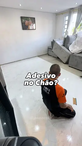 É adesivo de vinil e pode por no chão. • Resistente a produto de limpeza domésticos • Adesivo lavável • AntiMofo • Isento de metais pesados • Não propaga fogo São adesivos próprios para o chão. Mais grossos que o normal. Você entra nossos adesivos em nosso site e para orçamento com instalação também. Tudo está no link em nosso perfil. É só acessar você encontra todas informações.   #reforma #arquitetura #decoração #transformação