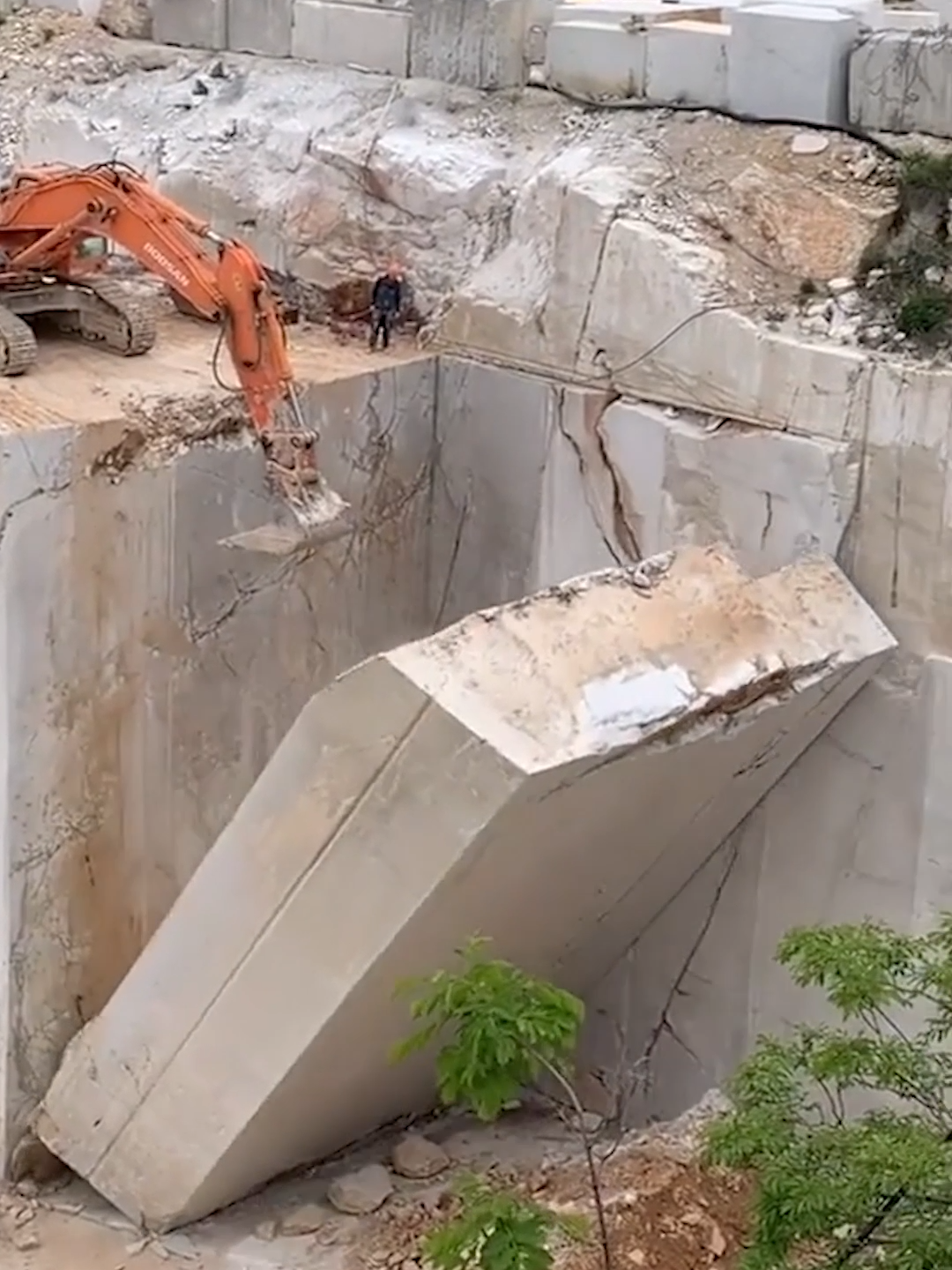 This is so satisfying to watch! 😍 🎥 @stoneworldmagazine  #UNILAD #fyp #foryou #foryoupage #asmr #asmrsounds #satisfying #satisfyingvideo #marble #process #demolition #processvideo #excavator #smash