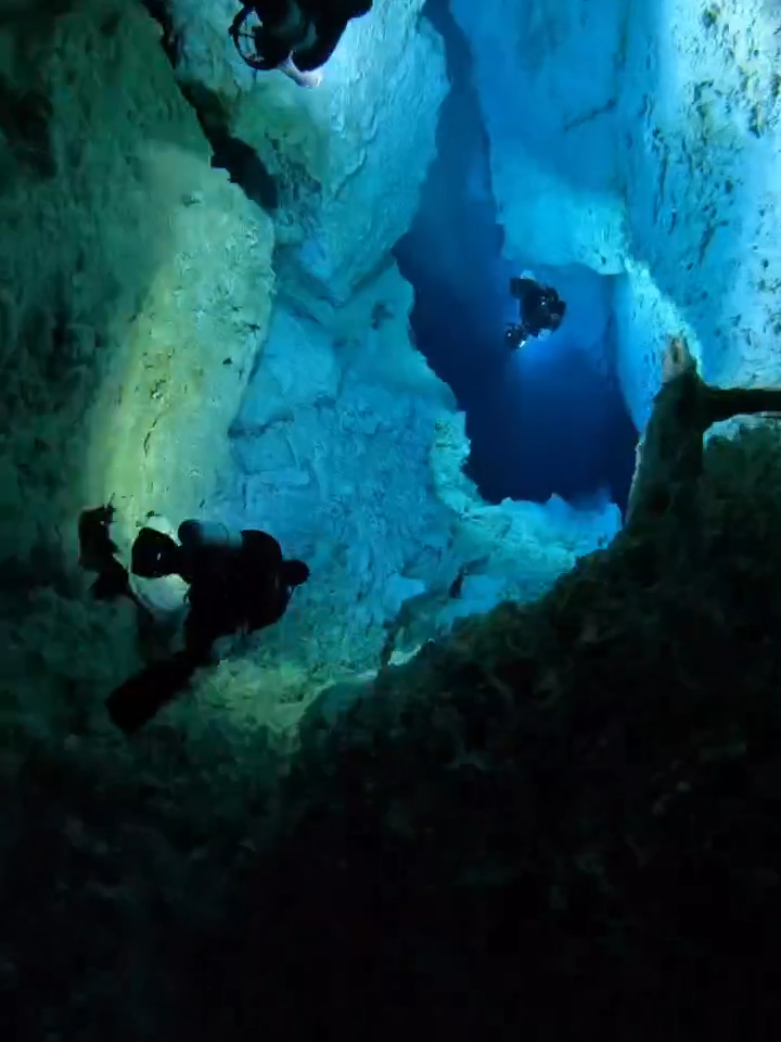 Cave diving on another level! Ho Lee Sheet Tunnel, Mexico 📍(IG🎥: @jorammennesphotography) #Unreel #Extreme #Cavediving #Mexico #Diving