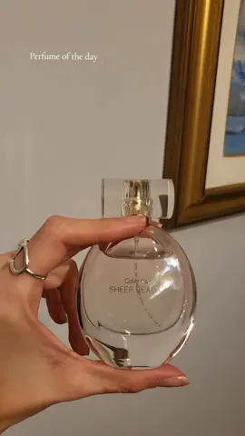 One of the most elegant and inoffensive scent I own.  The dry-down is so nice ❤️ perfect for everyday #calvinklein #sheerbeauty #perfume #profumo #perfumeoftheday #elegant #designer #designerfragrance #fragrance