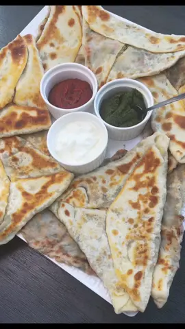 Bolani recipe 😋 #food #Foodie #foodtiktok #FoodLover #viraltiktok #viral_video #viral #ashpazi #bolani #afghanistan #sharenow #afghantiktok #yummy #fyp #foryou #bolanilover 
