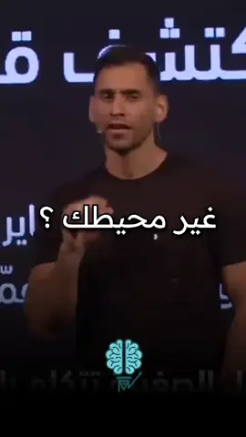 مع مين قاعد 