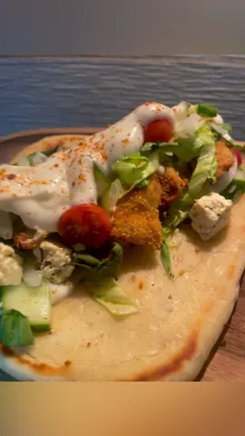 Chicken gyros with homemade flatbread 🙌🏻 #DinnerIdeas #dinner #chickengyros #gyro #greekfood #flatbread #bread #letseat #food #FoodLover #FoodTok #