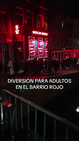 Si vas a viajar a Ámsterdam, te recomiendo quedarte una noche extra y visitar el Barrio Rojo, aunque sea solo para ver 👀 #yackietravel #amsterdam #nightlife #viaje #travel #holanda #agenciadeviajes 