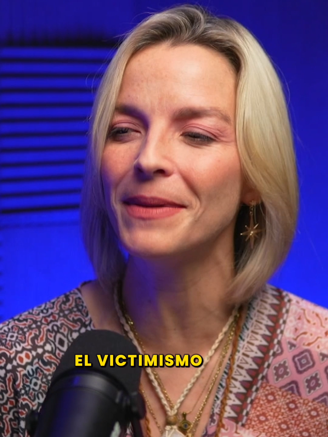 El victimismo es una actitud o mentalidad en la cual una persona se percibe a sí misma como víctima de circunstancias externas. Esta mentalidad se caracteriza por atribuir la responsabilidad de las dificultades y problemas personales a factores externos, evitando asumir responsabilidad propia o buscar soluciones activas. #victimismo #servictima #culparalosdemas #aceptarturesponsabilidad