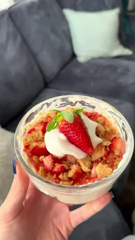 High protein low calorie strawberry cheescake 🍓✨🍰♥️ #highproteincheesecake #highproteinrecipes #highproteinsnack #cheesecakerecipe #yogurtbowl #proteinsnack #greekyogurt 