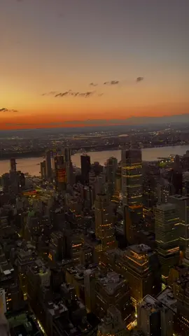 Pov New York Empire State Building #newyork #newyorkcity #nyc #nyclife #empirestatebuilding #pov #povstories #usa #usa🇺🇸 #usa_tiktok #sunset #sunsetlover #sky #skyline #Love #travel #travellife #lofi #aesthetic #edit #vhs 