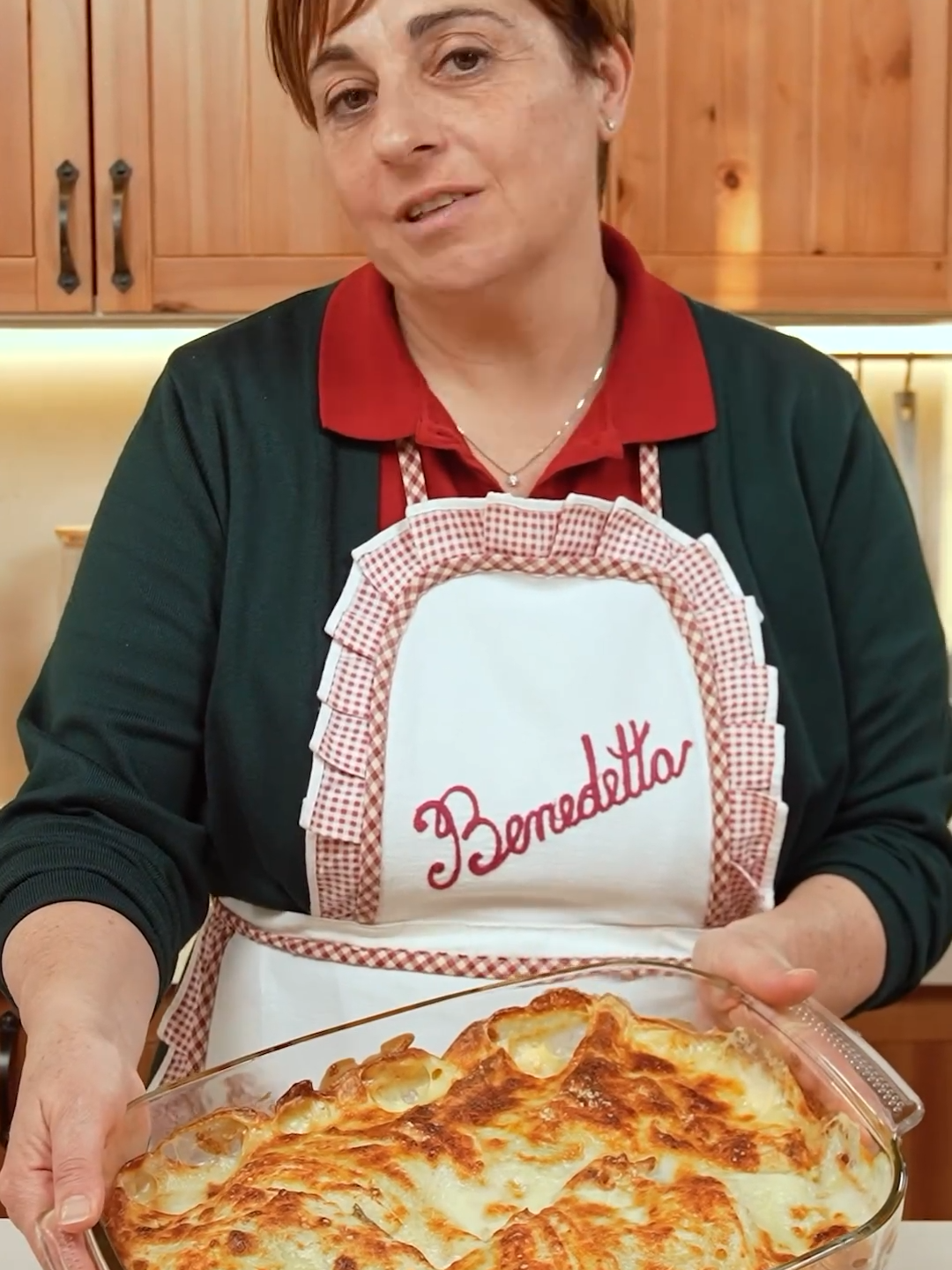 CRESPELLE AI CARCIOFI Ricche e gustose, sono perfette per le occasioni speciali ❤️ INGREDIENTI PER LA PASTELLA 4 uova 40g burro fuso 500ml latte 250g farina 1 pizzico sale PER IL RIPIENO 350g carciofi 1 spicchio aglio 1 ciuffetto prezzemolo Olio e sale q.b. 100ml vino bianco 200g prosciutto cotto a fette 150g provola a dadini 50g formaggio grattugiato 500ml besciamella Vi scrivo il procedimento nei commenti 👇😘 #ricetta #ricettafacile #ad #crespelle #carciofi #videoricetta #pranzodelladomenica #cosacucino #cosacucinooggi #fattoincasadabenedetta #benedettarossi