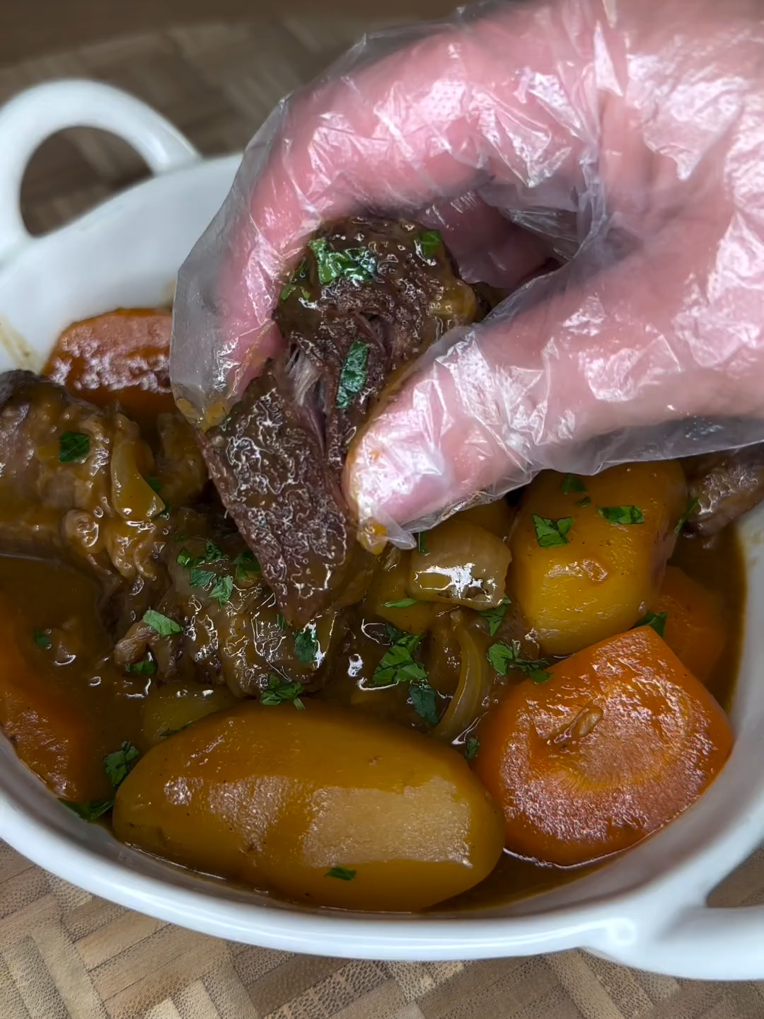 On est amoureux de ce boeuf en sauce ultra tendre 🤤 @gateauxavecnono  Les ingrédients : - 800g de boeuf à mijoter : paleron, gite, bourguignon… - 4 carotte - Pomme de terre pour potage - 1 càs de concentre de tomate - 2 càs vinaigre balsamique - 2 càs de farine + 2 càs de farine - Sel, poivre, paprika fumé - 3 feuilles de laurier - 1 càs de miel - Persil - 2 oignon - 3 gousses d’ail haché - 1 bouillon de boeuf #tiktokfood #boeuf #salsa #diner #recettefacile #onthetable