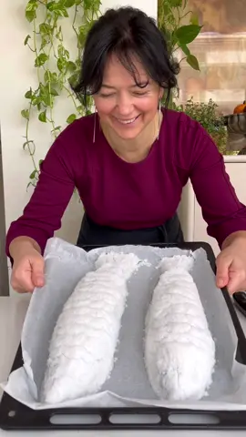Ryba pieczona w soli. Składniki na 1 kg ryby u mnie okoń morski, ale mogą być inne, np. dorada, liczymy Ok 1,5-2 kg soli ( pół na pół miałkiej i grubej) pęczek ziół ( pietruszka, tymianek, czosnek, skórka z cytryny ), 1-2 białka i trochę wody.  Pieczemy w 200 stopniach Ok 30 min po czym wyjmujemy zostawiamy na 5-10 min przed rozbiciem soli. Oczyszczoną rybę podajemy z sokiem z cytryny i oliwą. Ja dodatkowo pokruszyły chipsy z topinamburu. #ryba #fish #rybawsoli #sól #obiad #obiadydomowe #zdrowejedzenie #przepis #przepisy #danie #jedzenie #gotowanie 