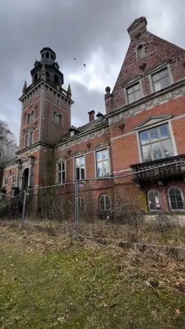 𝐀𝐛𝐚𝐧𝐝𝐨𝐧𝐞𝐝 𝐌𝐲𝐬𝐭𝐞𝐫𝐢𝐨𝐮𝐬 𝐂𝐚𝐬𝐭𝐥𝐞 🏰🗝️ #urbex#abandoned#abandonedcastle#forgotten#castle#chateau#mysterious#dark#palace#mysteriousplaces#lostplace#lost 