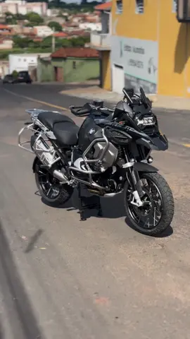 BMW no procedimento da favela 🤘 . . . . . . . . . . . #bmw1250gsadventure #bmw1250gs #bmw1250 #bmw #grau #244 #gs 