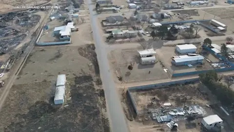 Drone Footage Captures Scale of Texas Wildfire Destruction A drone photographer has captured the extent of devastation caused by large wildfires in the Texas Panhandle. Allen Garland recorded this footage in the towns of Stinnett and Fritch on Wednesday, February 28. It shows scorched properties, trees, and destroyed homes. Texas A&M Forest Service reported that the Smokehouse Creek Fire in Hutchinson County had burned through an estimated 850,000 acres of land and was at 3 percent containment as of Wednesday evening. According to news reports citing local authorities at least 100 homes were affected by the wildfires in Hutchinson County and many residents in Fitch remained cut off from gas and power. Credit: Allen Garland via Storyful #news #fyp #wildfire