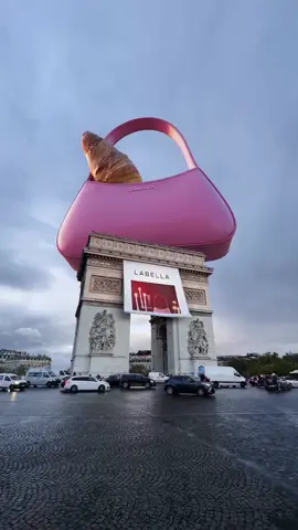 Old classic en la era de la Inteligencia Artificial🤖 ¿Cómo han cambiado los anuncios?📢 La moda es un arte en constante evolución y con ello su forma de visualizarla👀 Por eso la nueva estrategia publicitaria va de la mano de la imparable IA en 3D que invade las calles 🏙️ Desde dar una nueva perspectiva a los creadores de contenido📸 a facilitar a los diseñadores la generación de ideas y patrones👗 La IA ha llegado para hacernos la vida más fácil pero en ocasiones puede convertirse en nuestro mayor enemigo, hemos dejado a lo humano de lado  Este es el ejemplo de cómo han cambiado tanto los anuncios como los contenidos ¿qué opinas? 🤔 Estos anuncios han cautivado gran parte del público en general que ha hecho que las grandes firmas de moda compiten con herramientas que no todos esperábamos😳 ¿Te quedas en lo old classic o darías un salto creativo con la IA?😏 ¿Qué anuncio es el que más te ha llamado la atención?🔥 #fedragroup #marketingdigital #fashionmarketing #inteligenciaartificial #anuncios #ai 