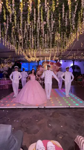 Un vals elegante, una princesa radiante, y edecanes que hacen de cada momento un recuerdo inolvidable. ✨ Sumérgete en la magia de una quinceañera, donde cada paso de vals es un sueño hecho realidad. Con la gracia de nuestros bailarines, cada momento cobra vida con un brillo especial. ¡Celebremos juntos esta ocasión única llena de elegancia y estilo!🤩 #quinceañera #quinceaños #vals #bailedevals #chambelanes #viral #xvaños #eventos #cali 