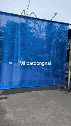 Lưới mái thả. Kéo bằng dây và rong rọc. 