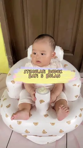baby arsen betah bgt duduk di sofa ini, tapi karna masih stimulasi aku gabisa biarin lama moms masih ngeri ngeri sedep yg penting perlahan namun pasti ☺️ #fyp #masukberanda #sofabayi #sofabayimurah #sofabayitiup #sofaberuang #beruangaesthetic #kursibayi #kursimakanbayi #bayi5bulan #5monthsold #babytiktok #affiliatemarketing #tiktokaffiliate #pejuangfyp 