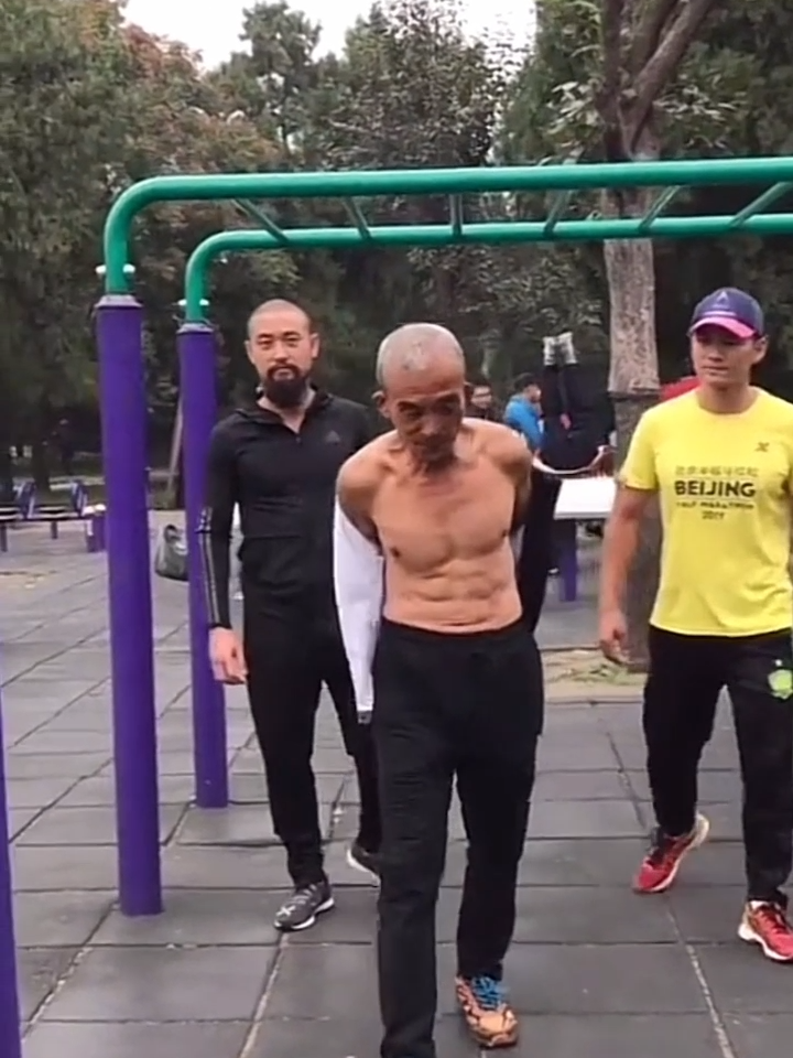Are you envious of the agile 75-year-old Beijing local, with muscles rippling all over his body?#muscle #Fitness #amazing #amazingvideo