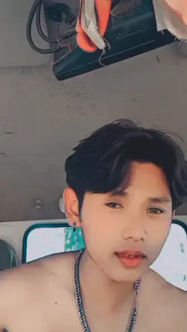 ကားပေါ်မှာပူနေတာ😁😁