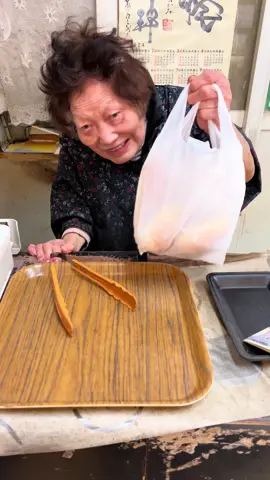 《83歳のおばあちゃんが営むパン屋(A bakery run by an 83-year-old grandmother)》 【店名(StoreName)】 やおきパン洋菓子店 Yaoki bread pastry shop 【場所(Place)】 福岡県 福岡市 1-30-7 Hakozaki, Higashi Ward, Fukuoka City, Fukuoka Prefecture 【メニュー(Menu)】 シュークリーム ¥50(税込) エクレア ¥60(税込) Cream puff ¥50(tax included) Eclair ¥60(tax included) 【その他詳細(OtherInfomation)】 今日ご紹介するのは83歳のおばあちゃんが出迎えてくれる「やおきパン洋菓子店」！ 創業54年の老舗のお店！エクレアとシュークリームは丁度いいサイズで程よい甘さ！値段も安くて嬉しい！これからも末長く続いて欲しいお店！ぜひ行ってみて！ Today we will be introducing you to the ``Yaoki Bread and Pastry Shop'' where an 83-year-old grandmother will welcome you! A long-established store that has been in business for 54 years! The eclairs and cream puffs are the perfect size and just the right amount of sweetness! I'm happy that the price is low! I want this store to continue for a long time! Please go and try it! #food #japanesefood #福岡グルメ #博多グルメ #fukuoka