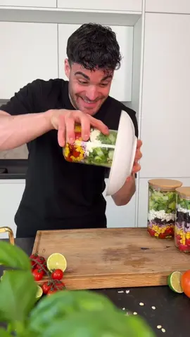 Super schnelles und leckeres Meal Prep 🥗😍  Ihr habt es euch so sehr gewünscht! Dann bekommt ihr es natürlich auch ☺️ Meal Prep ist so unglaublich praktisch und dazu auch noch echt lecker 🤩  Zutaten: - 2 El Olivenöl - Limettensaft einer Limette - Salz / Pfeffer - Tomaten - Mais - Rote Zwiebeln - Schwarze Bohnen - Feta - Koriander - Romana Salat - Pinienkerne Zubereitung: Für das Dressing gebt ihr zuerst etwas Olivenöl, Limettensaft, Salz und Pfeffer in das Glas. Schneidet den Feta in kleine Stücke und den Salat in mundgerechte Stücke. Als Nächstes gebt ihr die Tomaten 🍅, Mais 🌽, Zwiebeln 🧅 , Bohnen 🫘, Feta, Koriander 🌿und den Salat 🥬 hinzu. Zum Schluss könnt ihr noch ein paar Pinienkerne oben drauf geben. Die Menge der Zutaten könnt ihr selber bestimmen. Und das war's auch schon 😍 So schnell habt ihr euer Mittag- oder Abendessen für den nächsten Tag schon zubereitet und spart euch viel Zeit 🥰 Habt ihr schon mal Meal-Prepping gemacht? #unglaublichlecker #teamzarrellaskitchen 