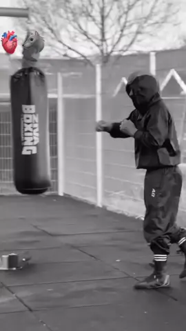تحياتي لي كول من يحب رياضة كيك بوكسين 🥊🥊