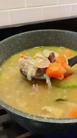 Can you smell what Mr Dad is cooking in our cottage kitchen? 🤨 A perfect pot of warm comfort food for a cold rainy day. 💙 Special Appearance: Chimmi The Ragdoll 😻
