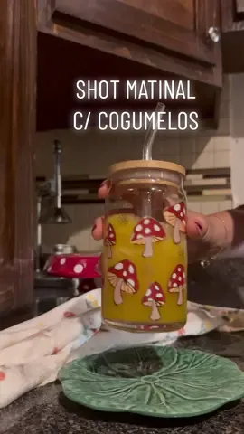 Por aqui não conseguimos ficar 1 dia sem nosso shot matinal. Primeiro pegamos um limao e cortamos em pedacos, água morna, curcuma, e seus pós de cogumelo.  Nesse eu usei; cordyceps, chaga & juba de leão. Bata tudo no liquidficador por 5 segundos e peneire. Voilá um shot poderosissimo de cogumelos para turbinar seu dia! Mush love ❤️