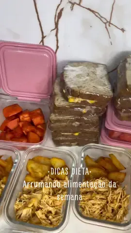 Muitaaas dicas uteis pra vcs!!  Batata: cozinha a batata ate ficar macia, escorre a agua, tempera com lemon pepper, paprica e dal e coloca na air fryer por 12 minutos (coloca 6, da uma sacudida nelas e dps coloca mais 6) a 180°  #dieta #emagrecimento #marmita #marmitafit #emagrecer #lancheira #fyp #foryou #donadecasa #organização #receita #receitafit 