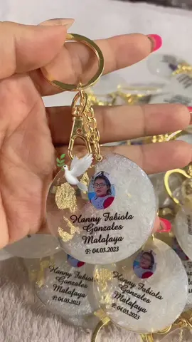 Llaveros para recuerdo de misa  📱992266655 #masquearte #llaveros #acrilico #resina #resinaepoxica #qepd #inmemoriam #peru #viral #fabricantesdirectos #recuerdosinolvidables #misadehonras 