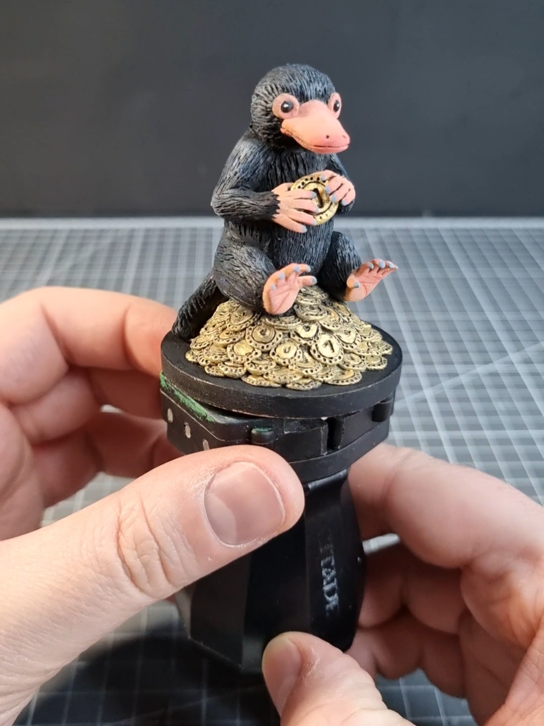 Planquez vos sous ! Le niffleur des Animaux Fantastiques en pâte polymère ! #clay #sculpey #harrypotter #wizardingworld #fantasticBeasts #hogwartslegacy #niffler