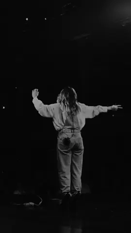 eu até queria deixar uma legenda melhor nesse vídeo, mas tô tão extasiada pela graça e misericórdia de Deus que enxergo nele (o e eu só consigo chorar e agradecer por esse favor que me alcançou sem que eu jamais merecesse