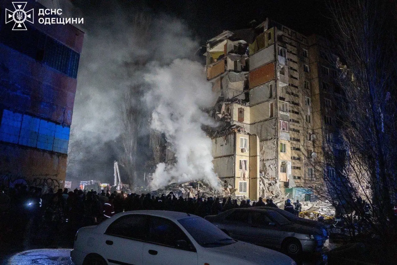 Одеса…вже троє…💔 Під завплами ще залишаються люди🙏 #новини #одеса #досліз #фотодня #обстріл #шахеди #українатікток  