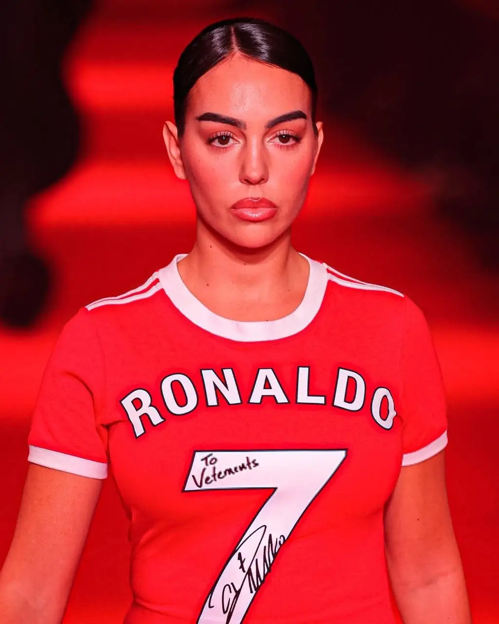 📸💥 Impactante: Georgina Rodríguez cruzó la pasarela para la marca suiza Vetements en la semana de la moda en París. La pareja de Cristiano Ronaldo utilizó un atuendo con el nombre y dursal de CR7#Loveyourboobs 