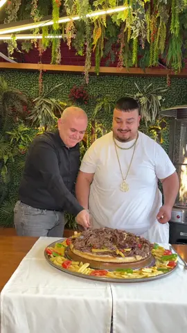 Yasin Cengiz’e Sizce Kaç Kg Et Döner Servis Edildi ? #yasindance #skibidopdopdop #skibididance  #dansshow #skibidichallenge  #skibitoilet #almanyadakitürkler  #yasincengiz #rıp #turkishkebab  #bestrestaurants #bestfood #istanbulrestaurant  #ağababadöner   #göbeksallayanadam #ramazansofrası 