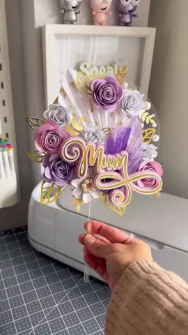 Mini design and assembly tutorial for a special Mother's Day Cake Topper 💜  I had so many flowers from other projects so used those to make this cake topper, but I would love to share the design (or close to it) if you want it?  Drop a 💜 below if you would like me to create a design I can share on Cricut Design Space? You can change the text and add your own name/text or pattern if you would like... #sweetevedesigns #cricut #cricutuk #mothersdaycrafts #mothersdaycaketopper #mothersdaygifts #handmademothersday #diymothersday #cricutmade #cricutbeginner #cricutforbeginners #caketoppers #cricutcaketopper #diycaketopper #cricuthacks #cricuttips #cricuttutorials #cricutdesignspace #caketoppertutorial 