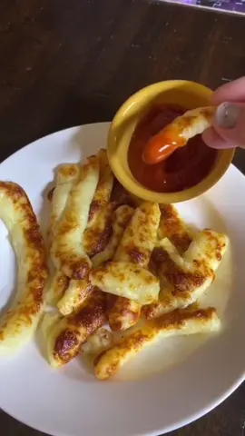 Ok these look so good! Has anybody tried them? Where did you find them? 🔥 like and follow for more Keto doesn’t mean eating boring food! Get a personalized 30 day meal plan with over 150 recipes 🔗 in pr0file!  Cre: keto_nurse_paula #cheesefries #aldi #ketosnack #lowcarbsnack  #ketoideas #ketofriendly #ketodiet #ketorecipes #ketolife #ketomealprep #ketomeal #ketofoods #lazyketo 