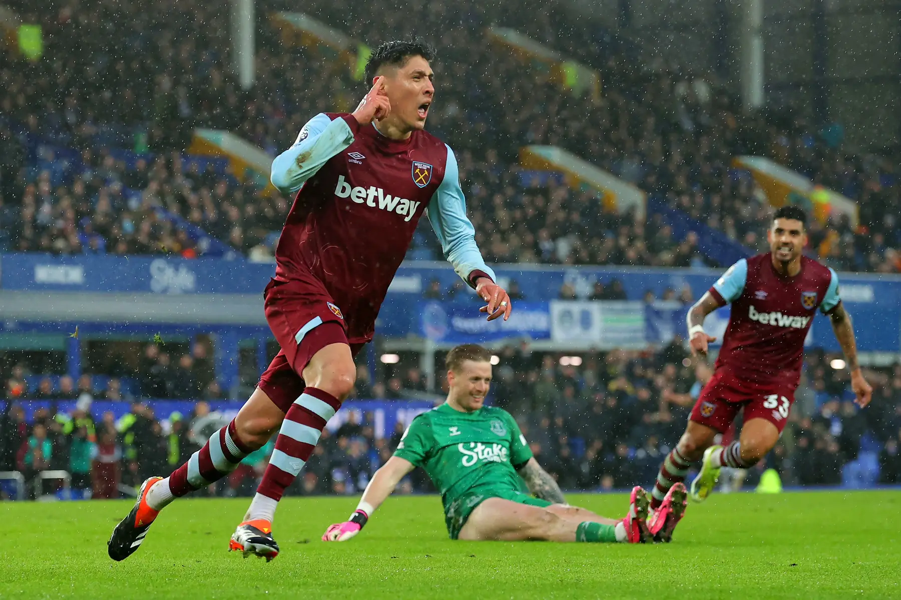 El mexicano Edson Alvarez se convirtio en el tercer mexicano en hacer gol en la #PremierLeague con el #westhamunited al colaborar con un gol en el yriunfo 3-1 sobre el Everton. Otros jugadores mexicanos que habían conseguido gol con el West Ham United fueron #chicharitohernandez y el argentino naturalizado mexicano Guillermo Franco. #edsonalvarez 