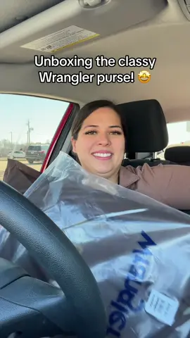 This is my new favorite purse! 😍 #wrangler #wranglerpurse #purse #viralpurse #western #westernfashion #MomsofTikTok #momlife #forthegirls #unboxing #ttsacl #tiktokmademebuyit #accessories 