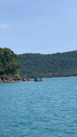 កុំអីក្លាយជាត្រីជាប់ម៉ងពូបាត់😂លេងមកទំម្លាក់ម៉ងកន្លែងគេត្រមុជទឹកធ្វើព្រងើយពូអើយពូខ្ញុំមិនហ៊ានចុះទេខ្លាចពូអូសជាប់ខ្ញុំគិតថាត្រី🤣 លេងចឹងម៉ងកន្លែងគេត្រមុជទឹកគាត់បើកទូកមកអូសធ្វើមិនដឹងរឿងអី🤣