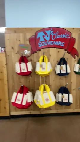 No gatekeeping here🤞🏼 Location:📍175 S Fairfax Ave, Los Angeles, CA 90036 #traderjoes #traderjoestotebag #minitotebag #traderjoesminibag #traderjoesminitote 