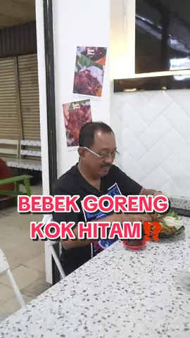 Andok Bebek Hitam nang Tunjungan Mampir untuk jalan-jalan di Pasar Tunjungan. Alhamdulillah, Pasar Tunjungan sekarang sudah kembali hidup. Banyak makanan2 hits disana, termasuk Bebek Hitam ini Rek. Rasane uwenak pol Rek. Bumbu hitam e keruoso temenan. Gawurih nemen. Wes pokoke kudu nyoba awakmu Rek‼️ Lokasi Bebek Hitam: Pasar Tunjungan stan No. 20 #cakji #cakj1 #surabaya #kuliner #kulinersurabaya #kulinersby #bebek #bebekhitam
